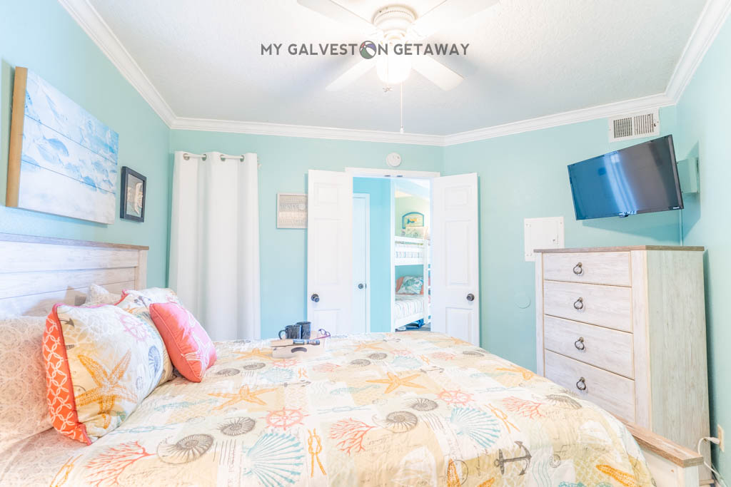 Relax in comfort - queen bed, dresser