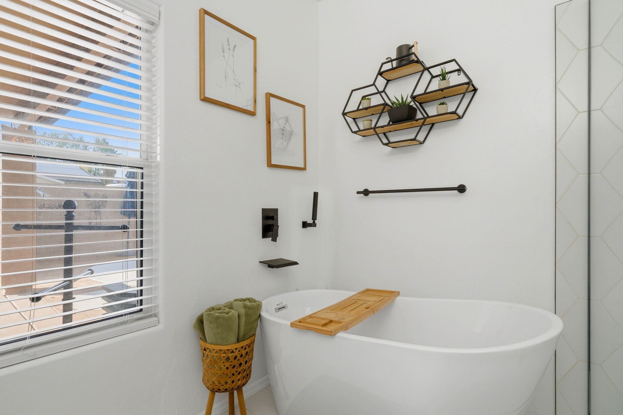 Relaxing free-Standing Soaking Tub