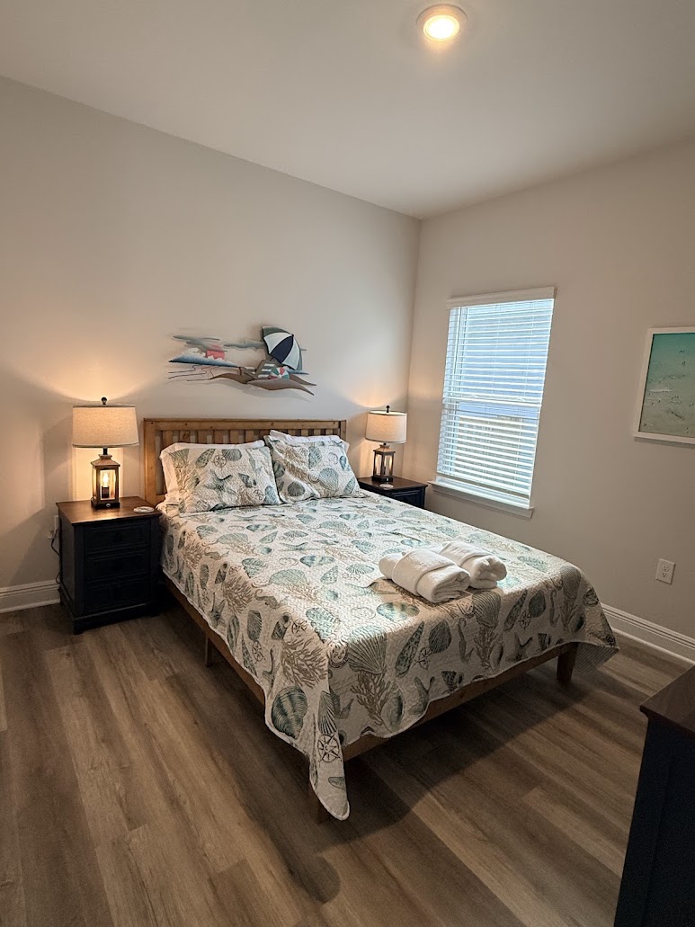 Cozy queen bedroom with stylish décor and comfortable bedding.