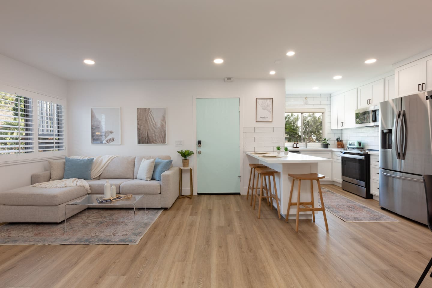 Classic but stylish beach feels in this unit 