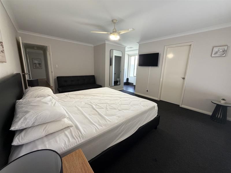 King Size Main Bedroom, Smart TV, Ensuite 
(KS linen not included)