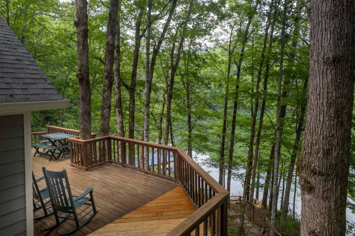 Deck with Lakeside View: Enjoy tranquil moments on the deck surrounded by nature. Perfect for relaxation!