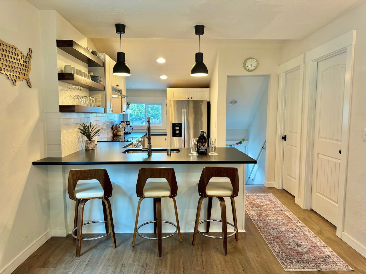 Enjoy a leisurely meal in the fully equipped kitchen. 