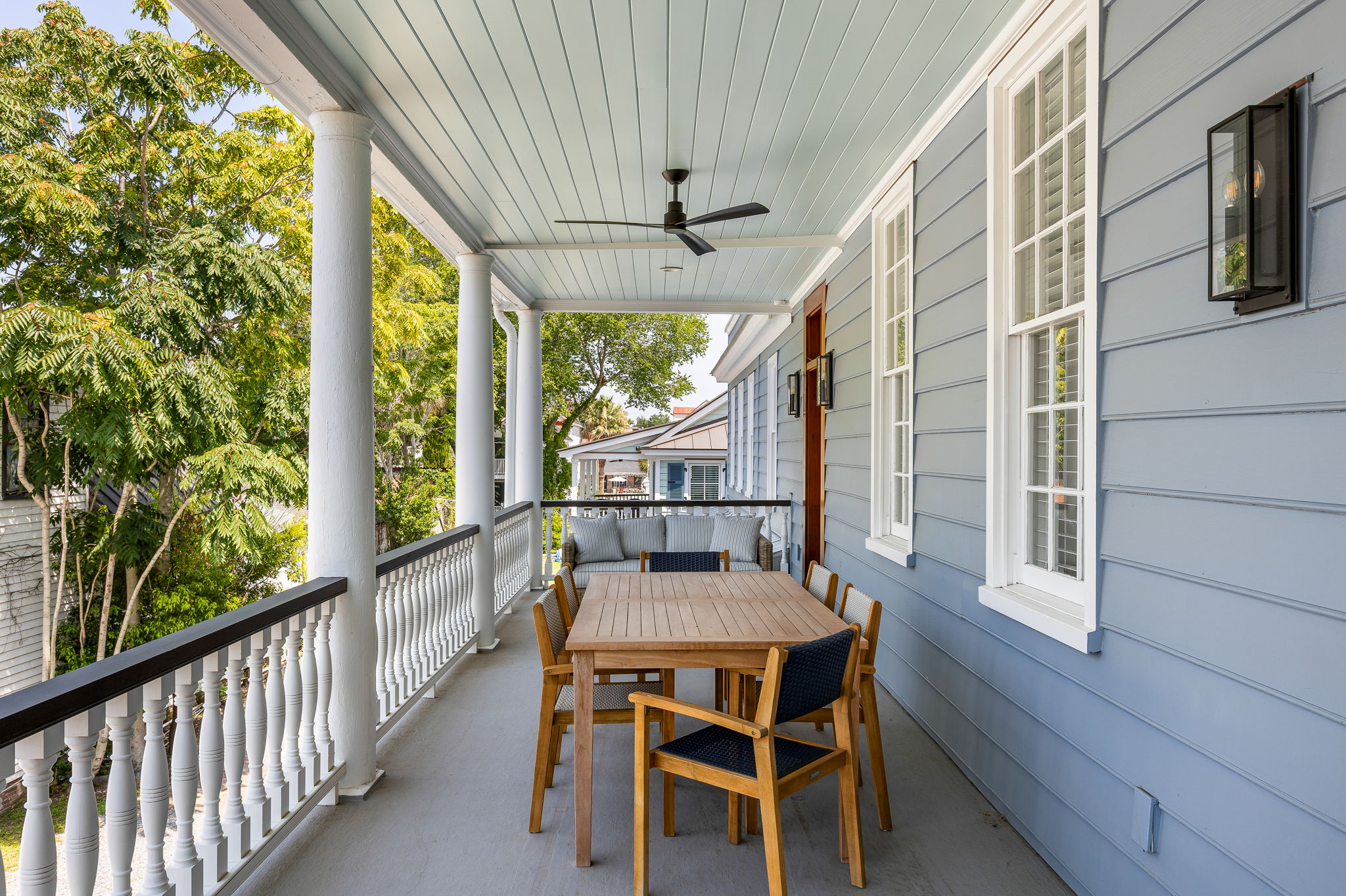 Outdoor dining with seating for 6