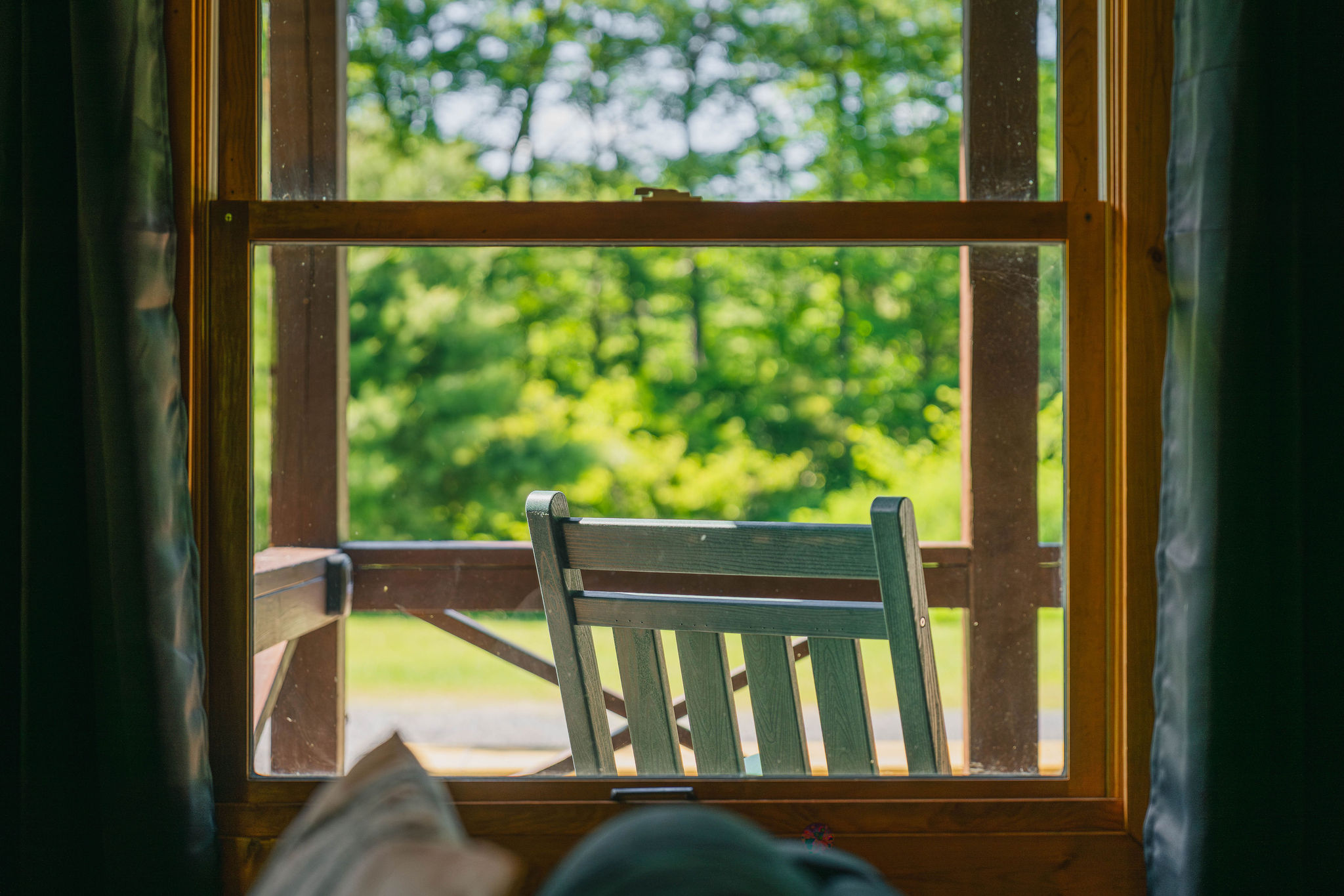 🪑 A quiet corner by the window to read, sip coffee, and watch the trees do their thing.