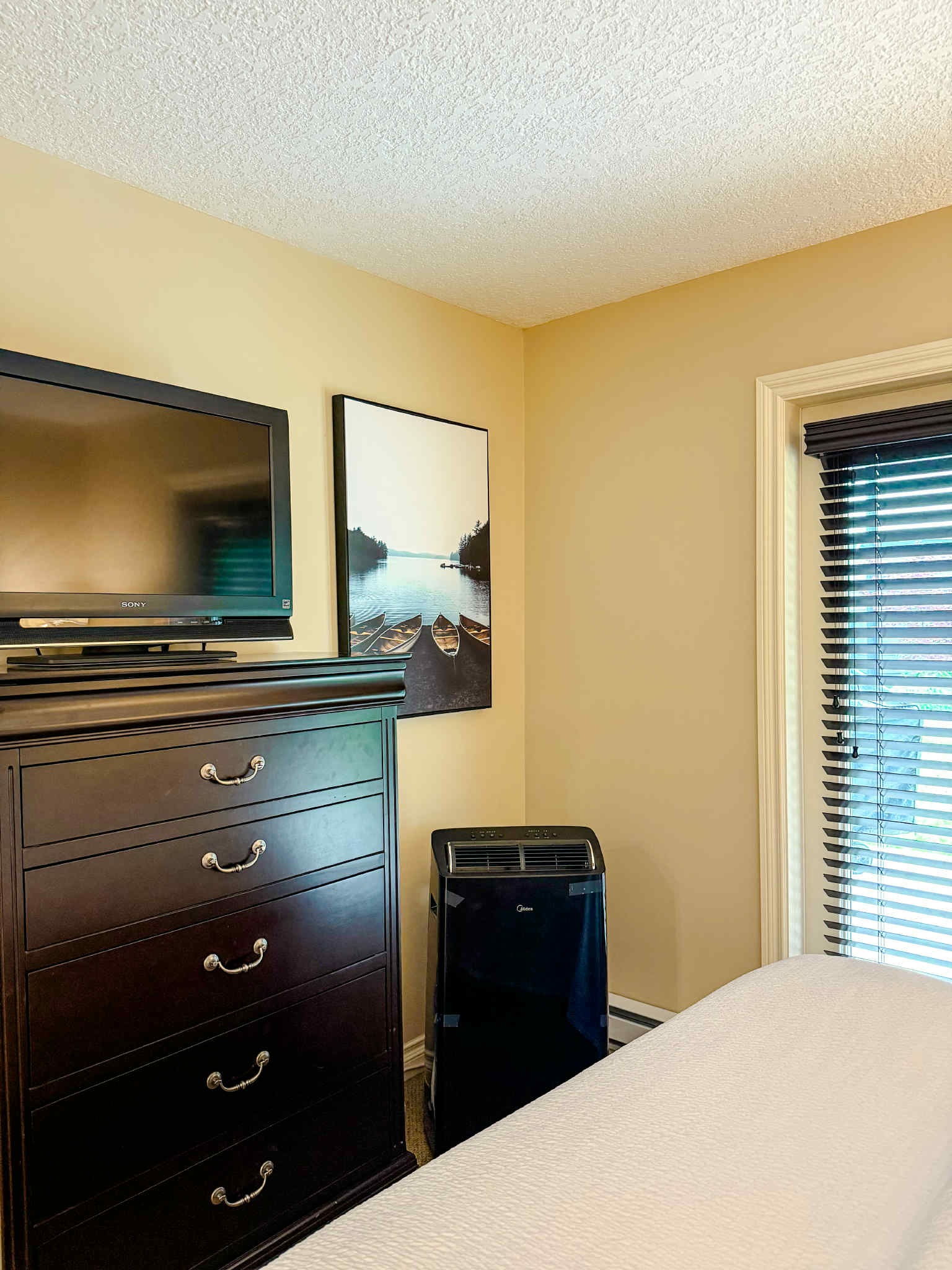 Unit B Streaming TV. Queen bed and AC Unit!