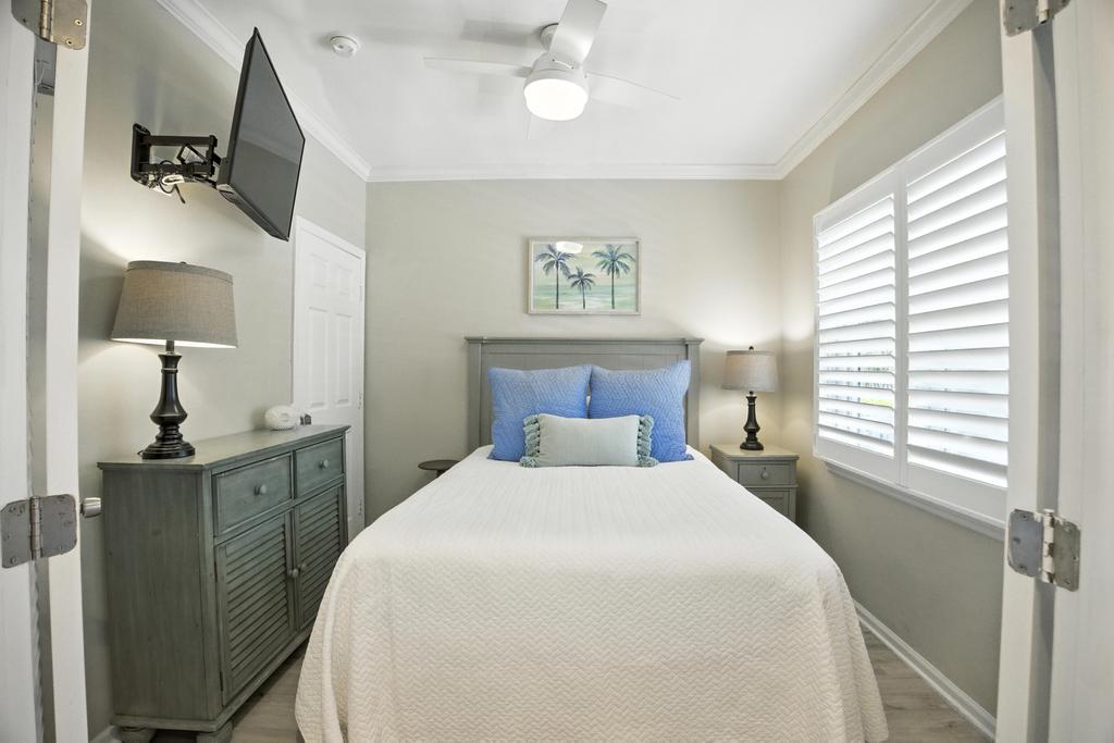 Downstairs Guestroom, Queen Bed