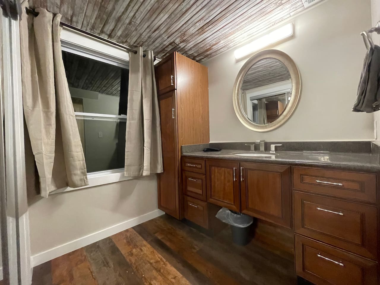 Second vanity area in upstairs bathroom 