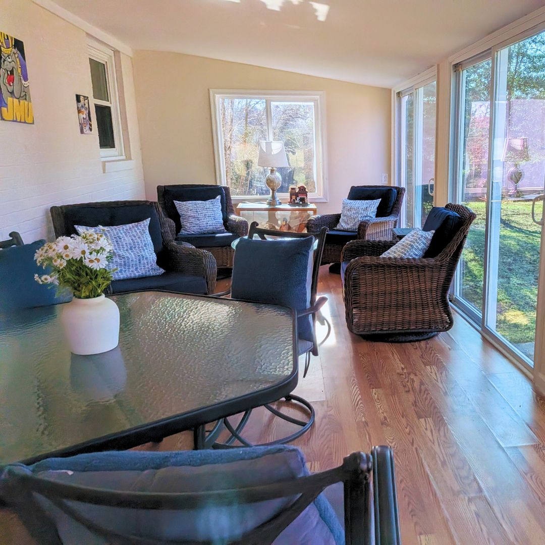 Enjoy natural light and garden views in this inviting sitting room, perfect for coffee, conversation, or unwinding after a day out.
