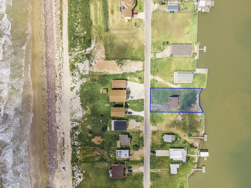 Owners allow access to walk to the beach across the street.