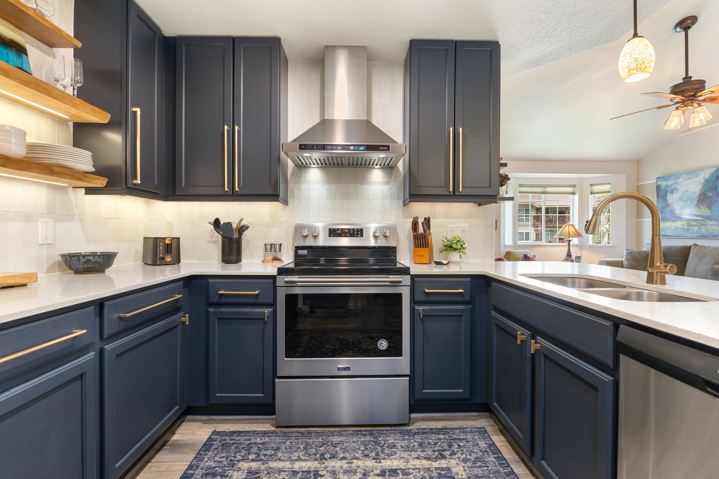 Modern Kitchen | Gas Stove | Equipped