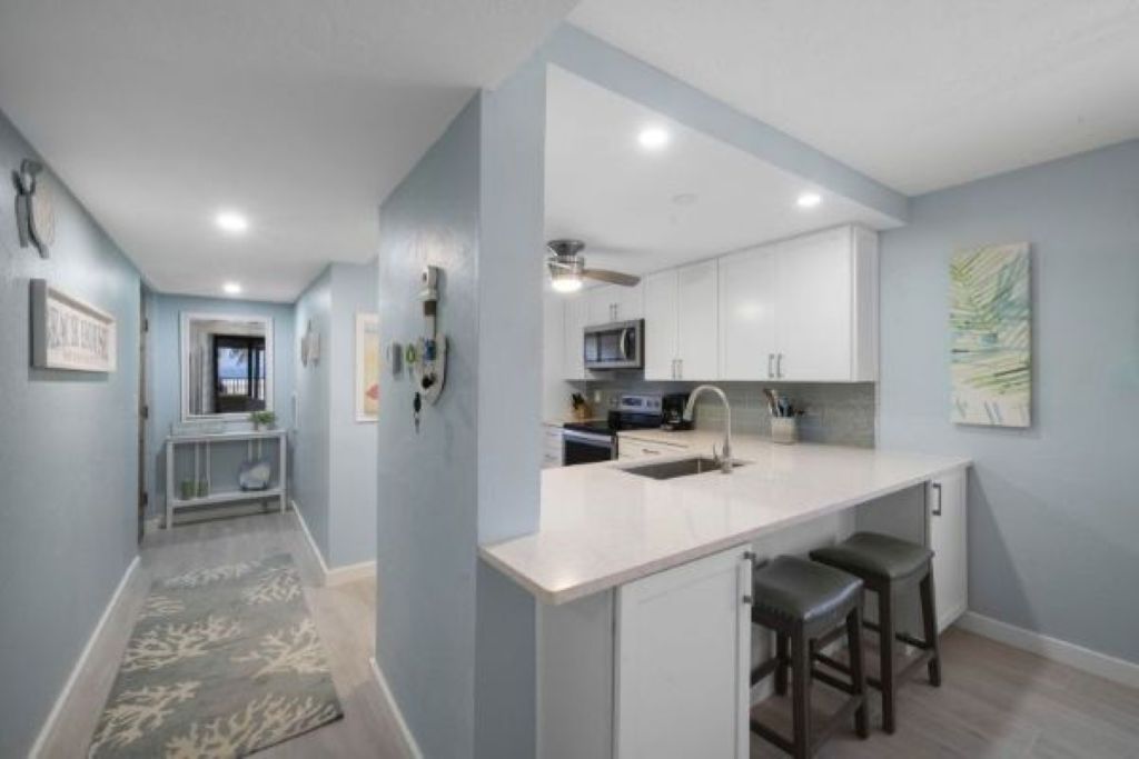 Sunset 100-Beautiful Beachfront 2-Bedroom Condo