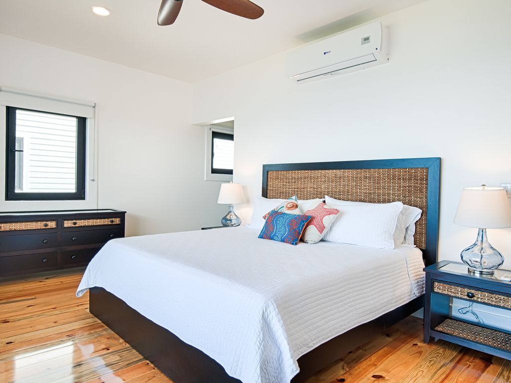 🌿 Luxury meets convenience! This main-level Master features a premium King bed and direct pool deck access. Enjoy bright, airy interiors and a seamless flow to the water—perfect for effortless island living. 🌊🛌