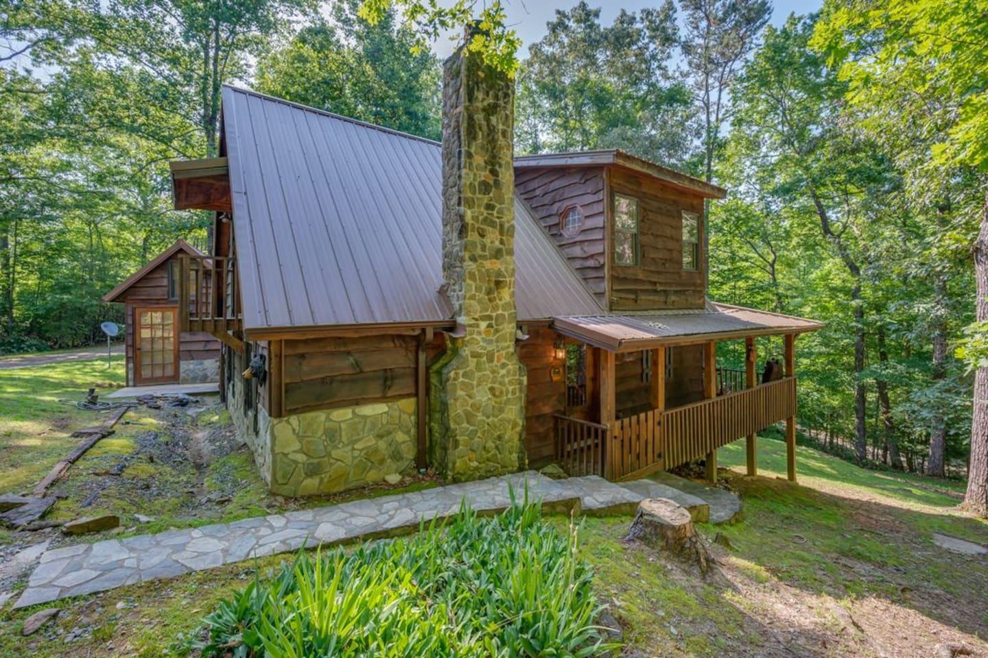 Very private log home in the mountains of Lake Lure!