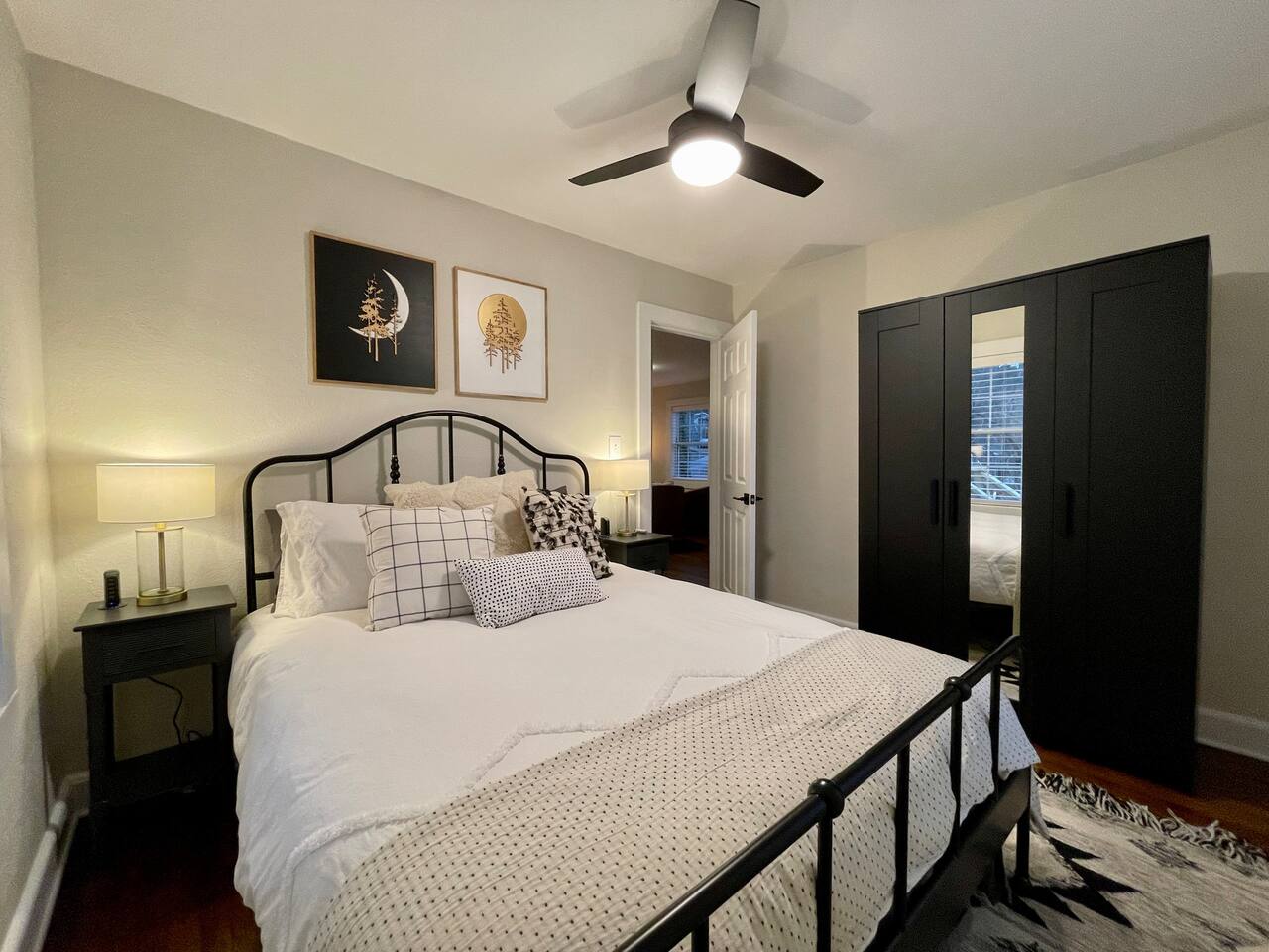 Bedroom with queen size bed