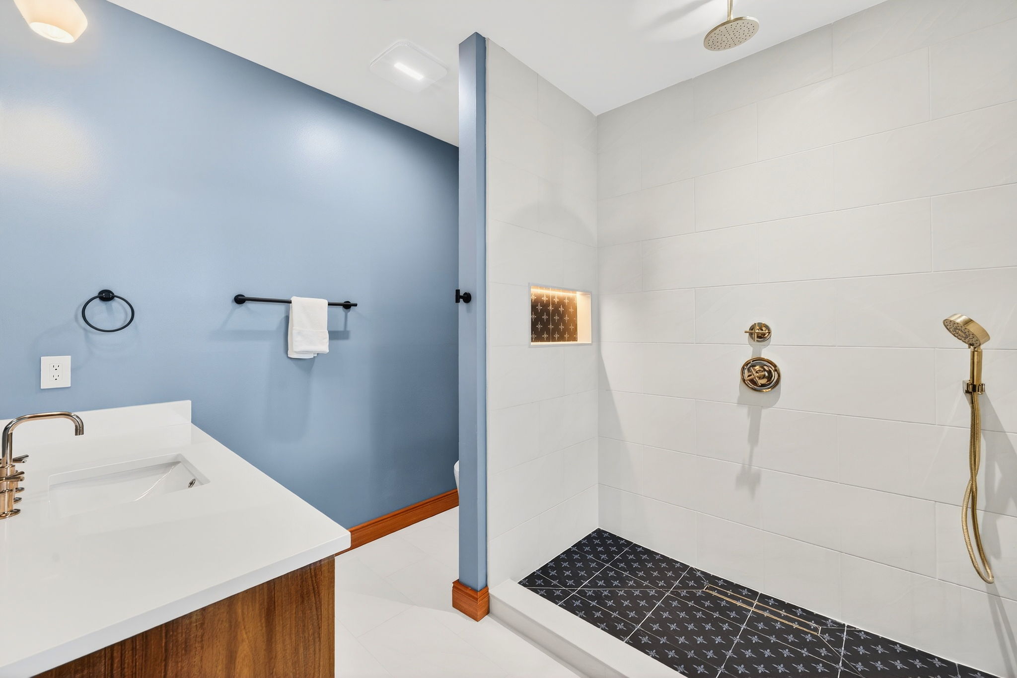 Ensuite Bath 2 | Rosewood Retreat | 2605 Palm Blvd, Isle of Palms, SC | IOP Escapes