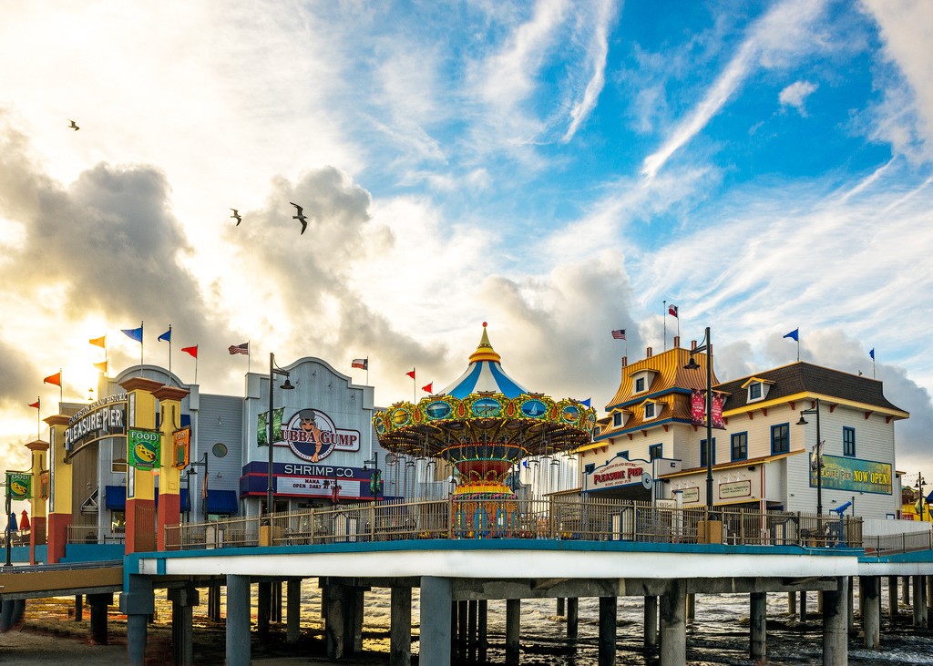 Galveston Island Historic Pleasure Pier – Rides over the Gulf (18–20 min walk / 4 min drive)