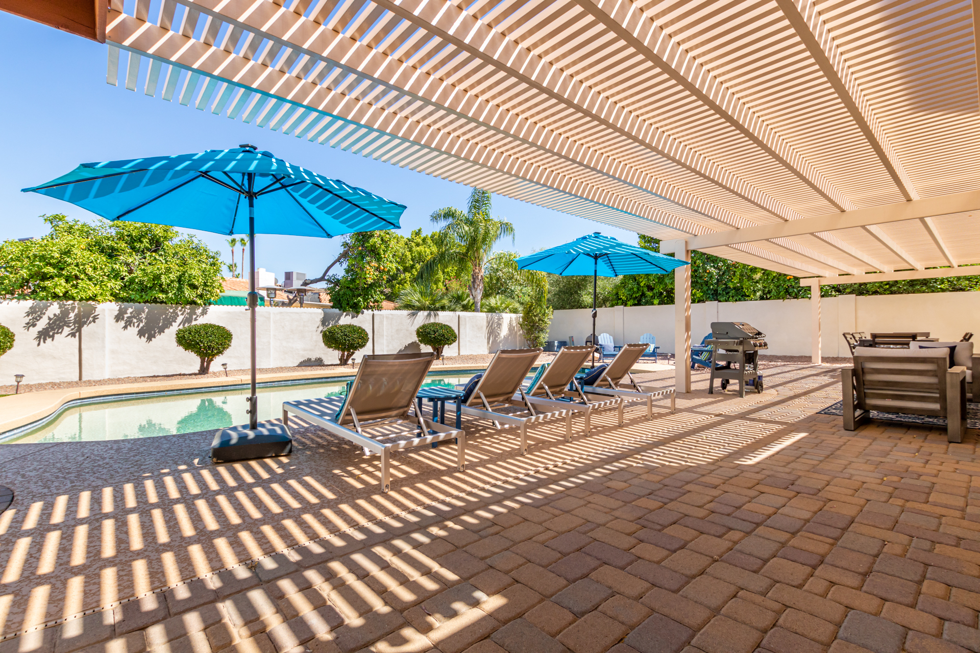 large covered patio w/ ample outdoor seating