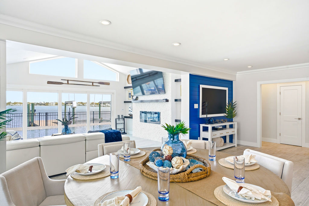 The Yacht Club’s dining space is the perfect place to share breakfast before a beach day or enjoy dinner after a sunset cruise.