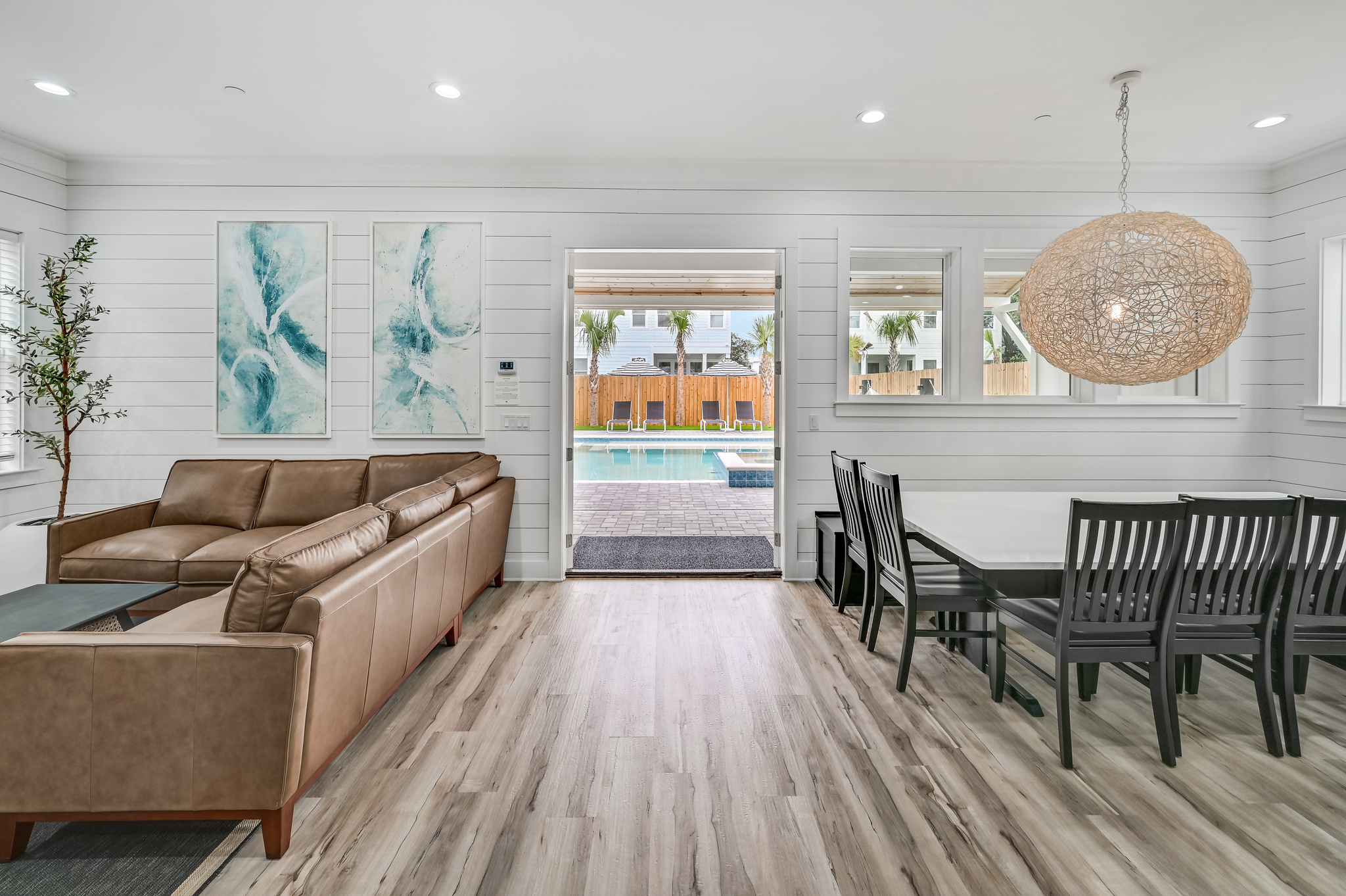 Dining area offering direct access to the pool.
