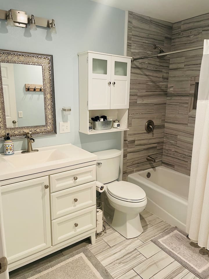 full bath with tub in the Cozy Blue Cottage