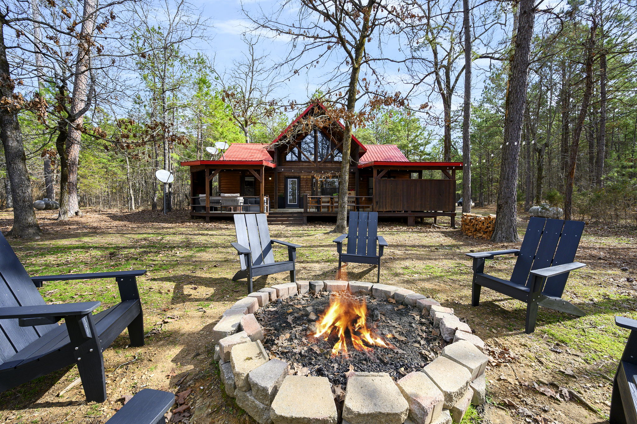 Fire Pit Area:
A dedicated fire pit lounge with ample seating for gathering. Ideal for cool evenings, conversations, and classic s’mores without ever leaving the property.