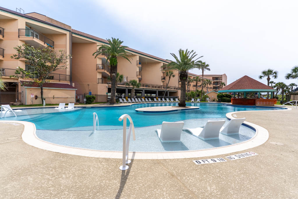 Yes - there is a palm tree growing in the middle of that pool
