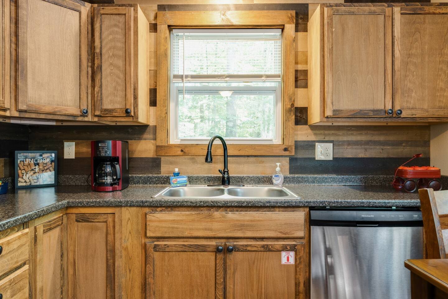 Kitchen sink and dishwasher