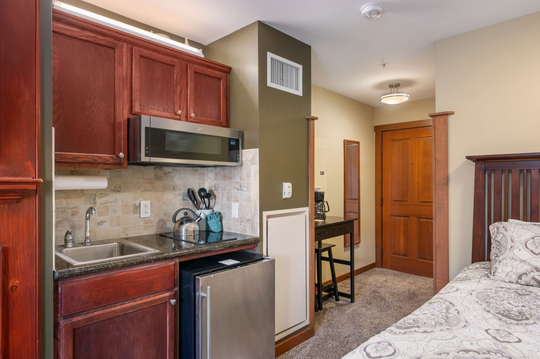 Lux Stay USA — Brigham Studio AS222 Ski-In/Ski-Out 6