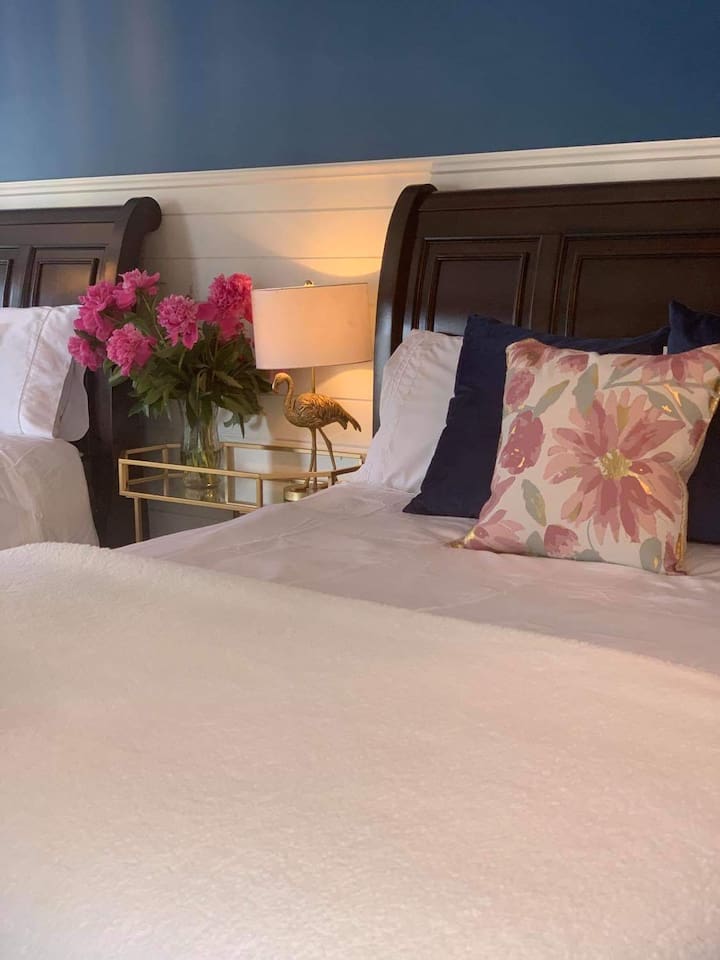 2 Queen Bedroom