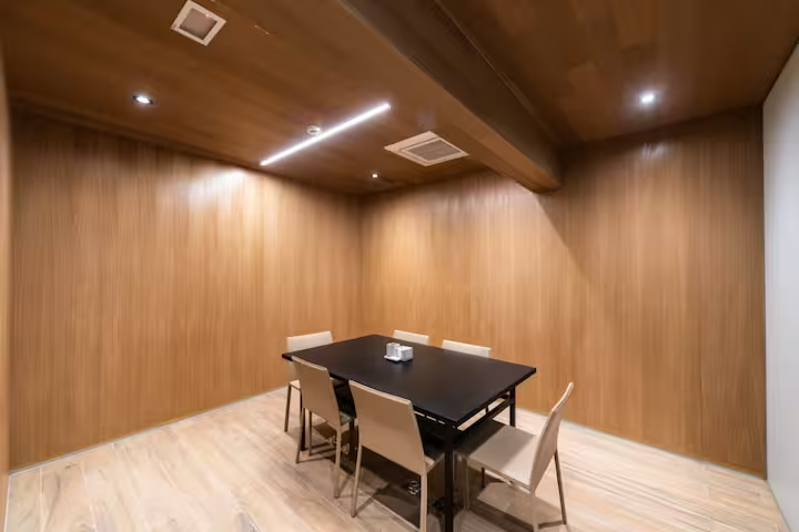 💼 Sala de trabalho compartilhada com mesas confortáveis e ambiente silencioso. Perfeito para quem busca produtividade.