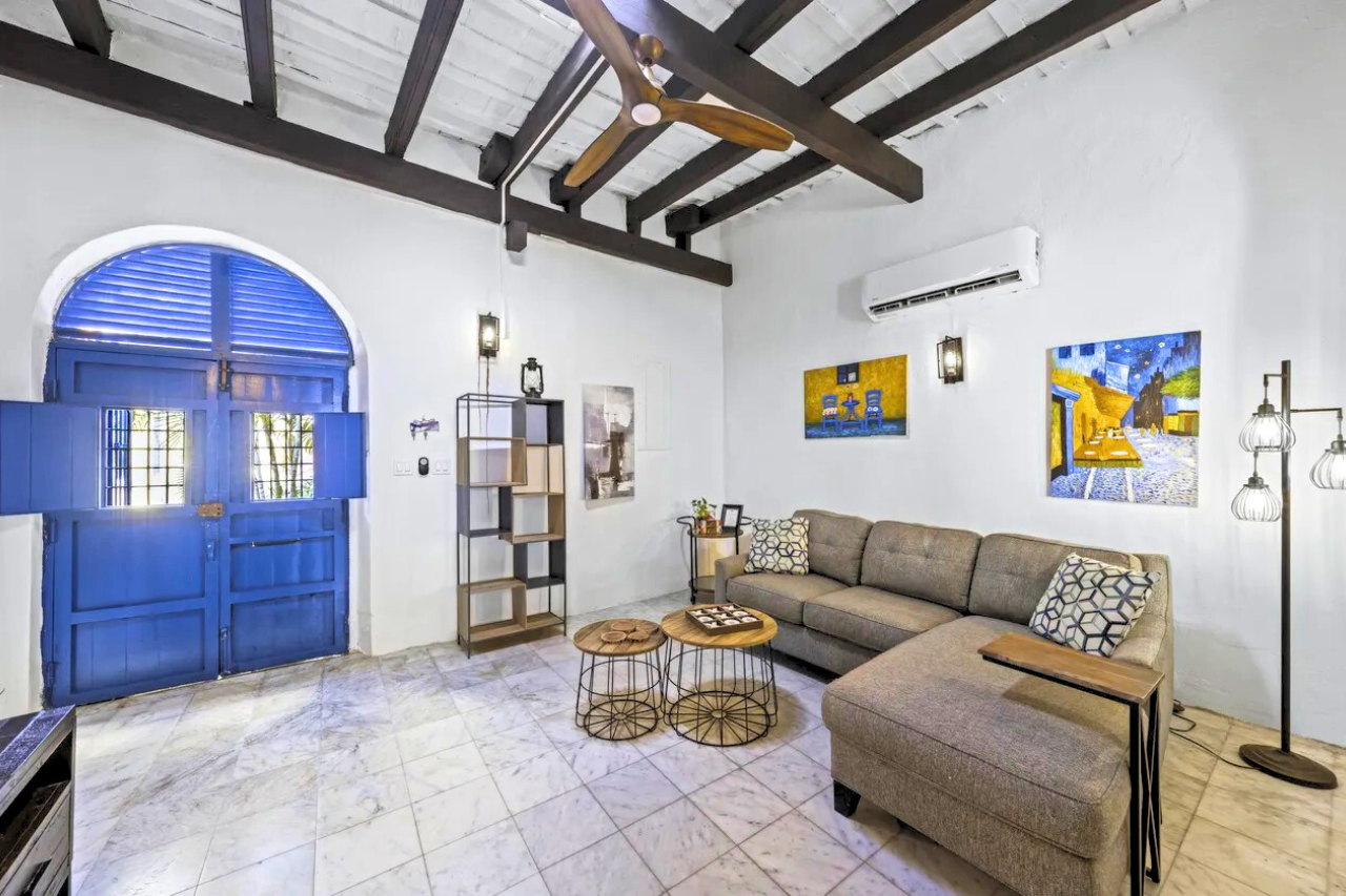 living room w/ sofa bed