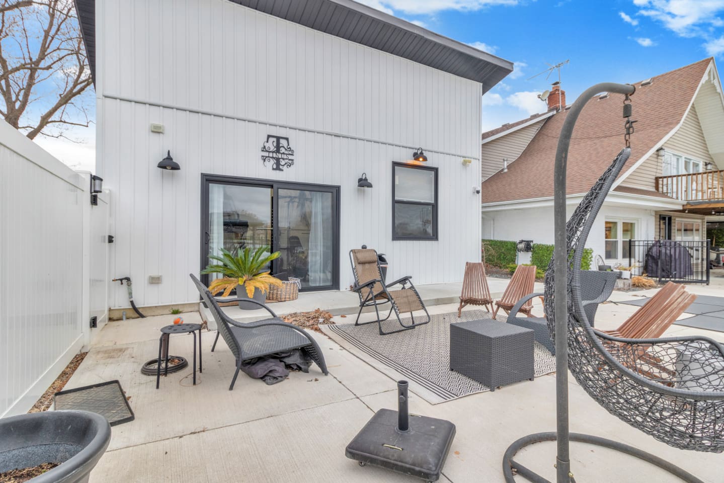 Outdoor seating area(missing furniture)