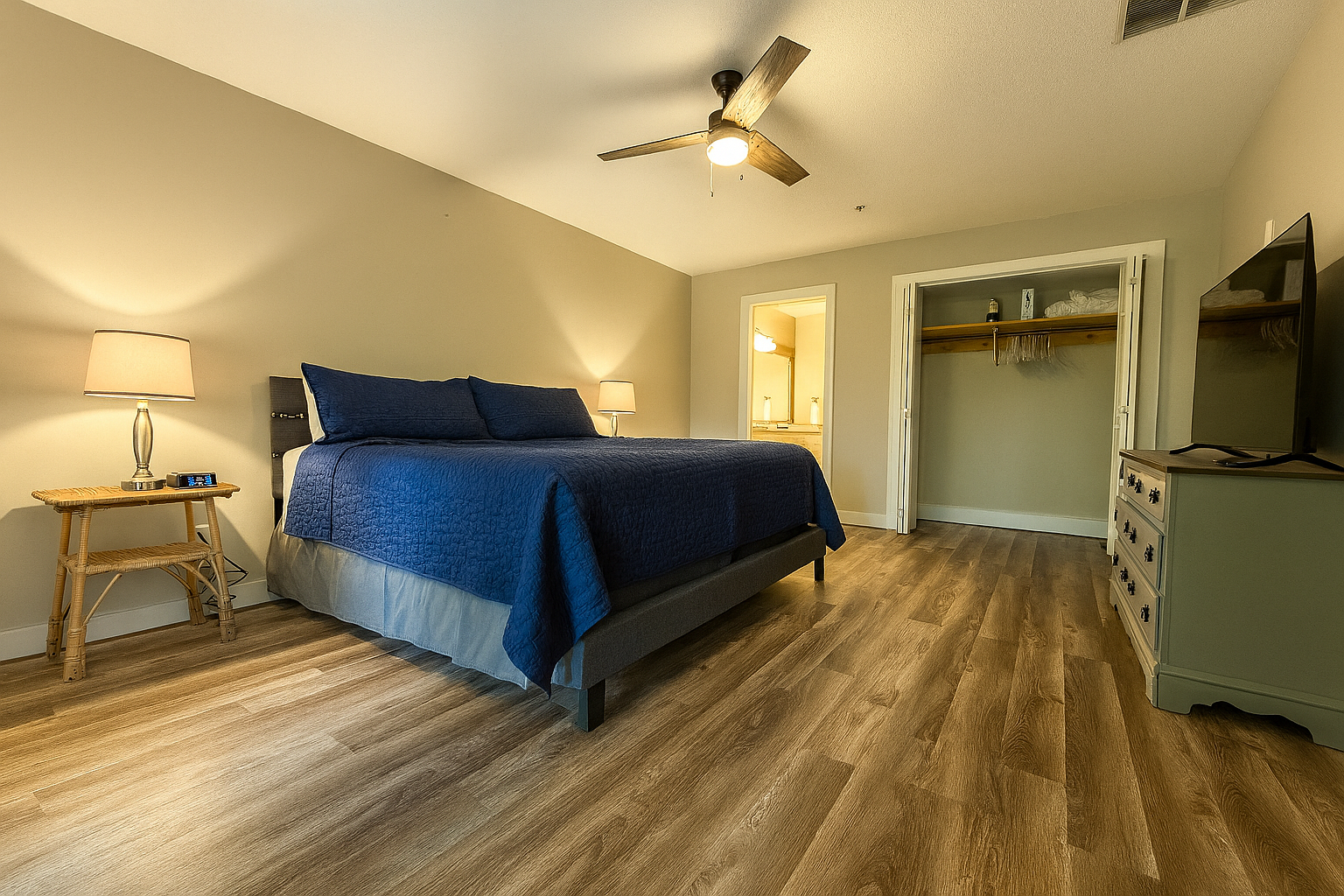 🛏️ King bed, smart Roku TV, and a spacious layout to stretch out and relax.
