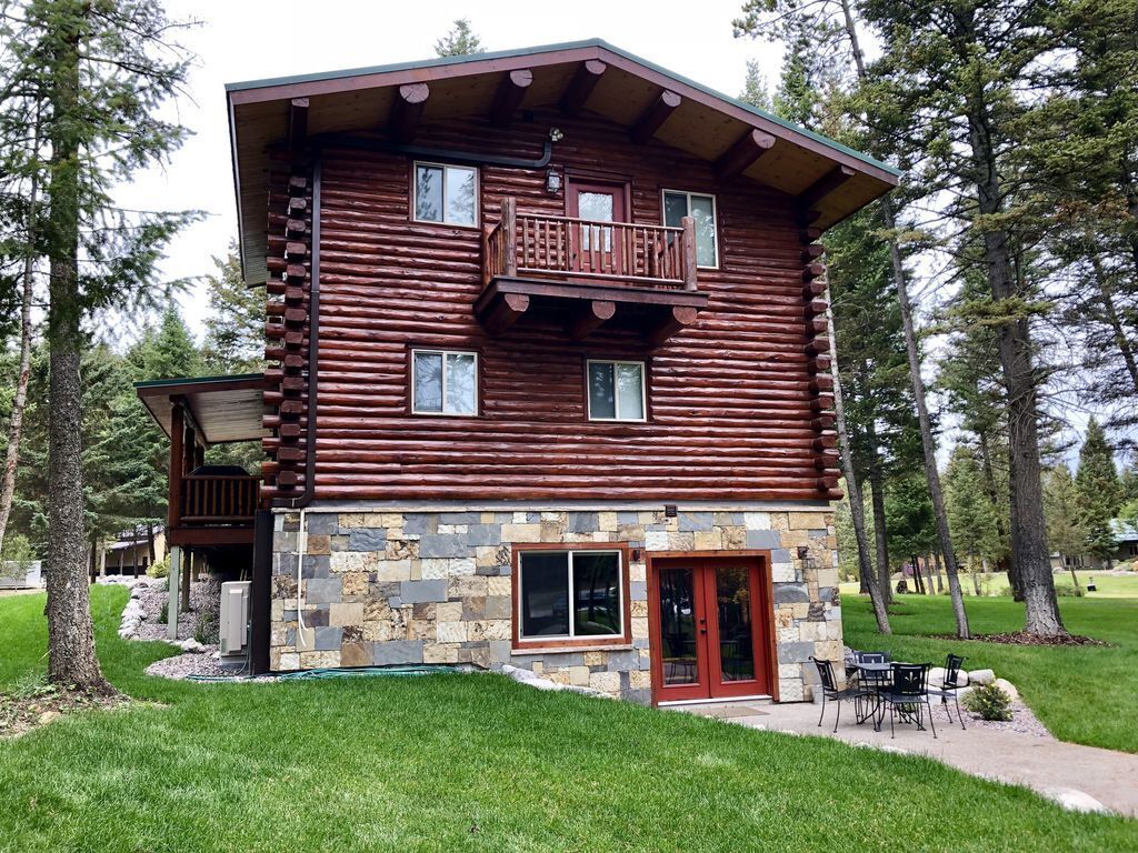 Back patio and master bedroom balcony that overlooks the pond.