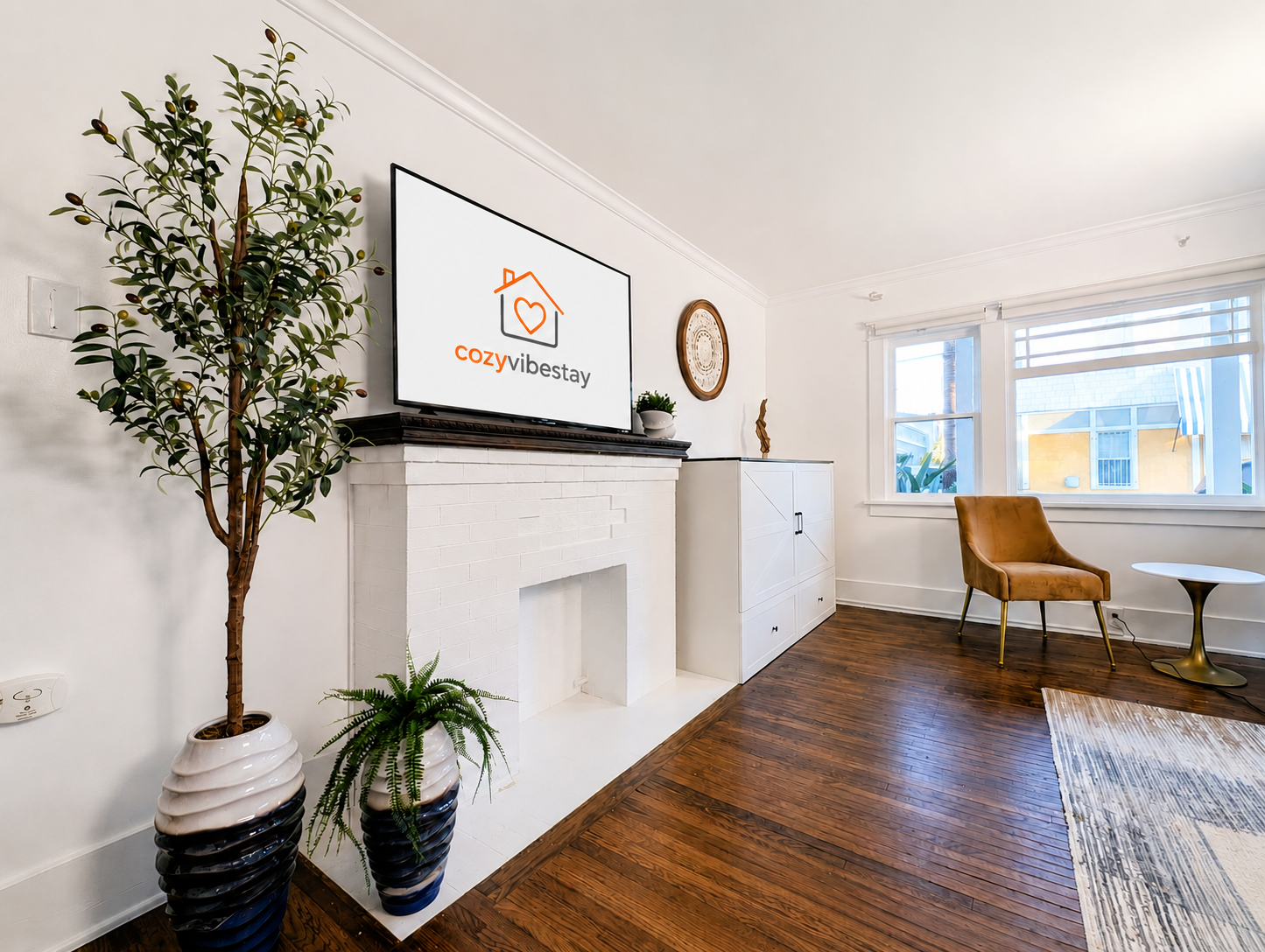 Kick back after a day of exploring Long Beach in this cozy living space featuring comfortable seating, a TV, and natural light. ☀️
