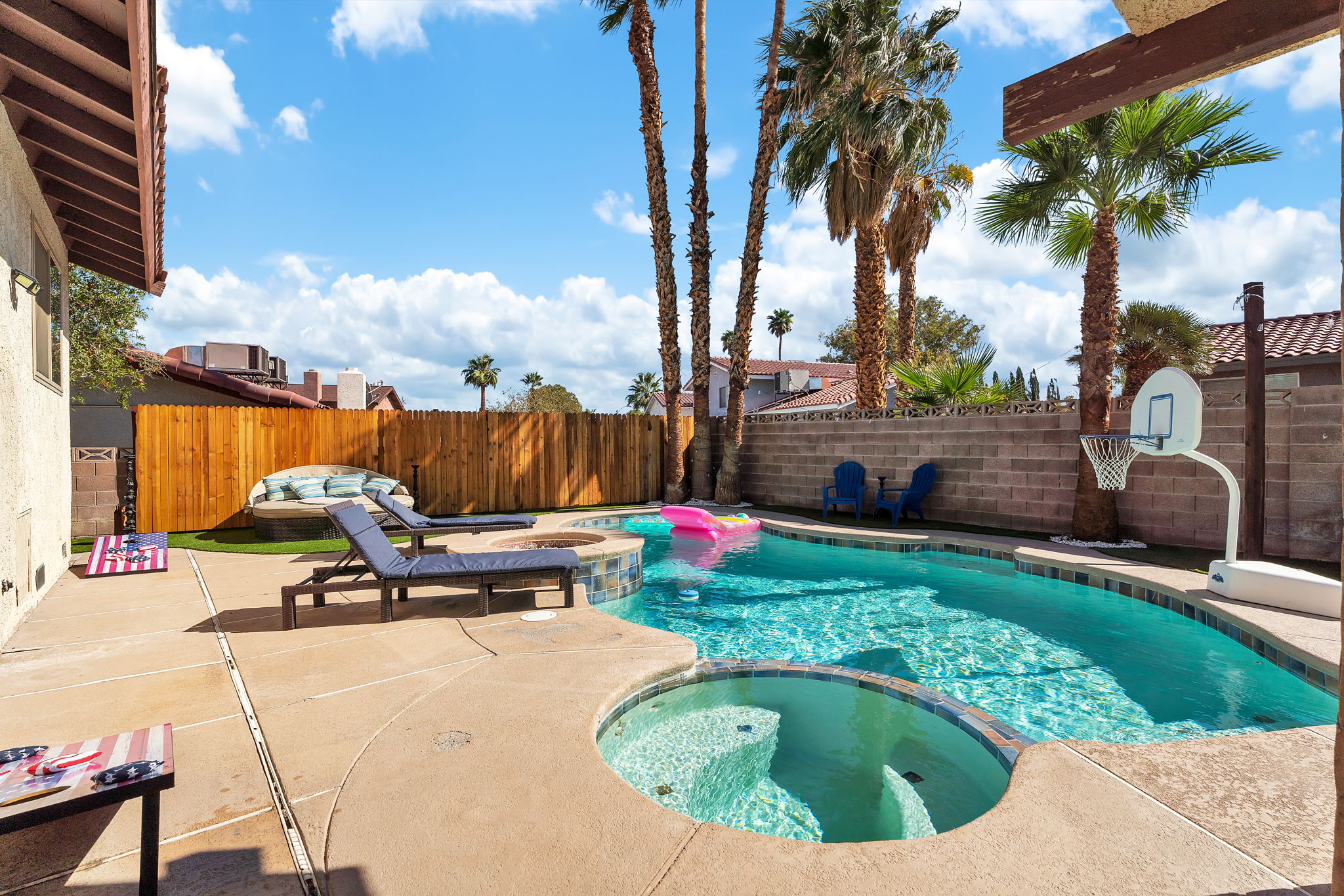 Oasis backyard with pool, mini golf, basketball, bbq, day bed, games!