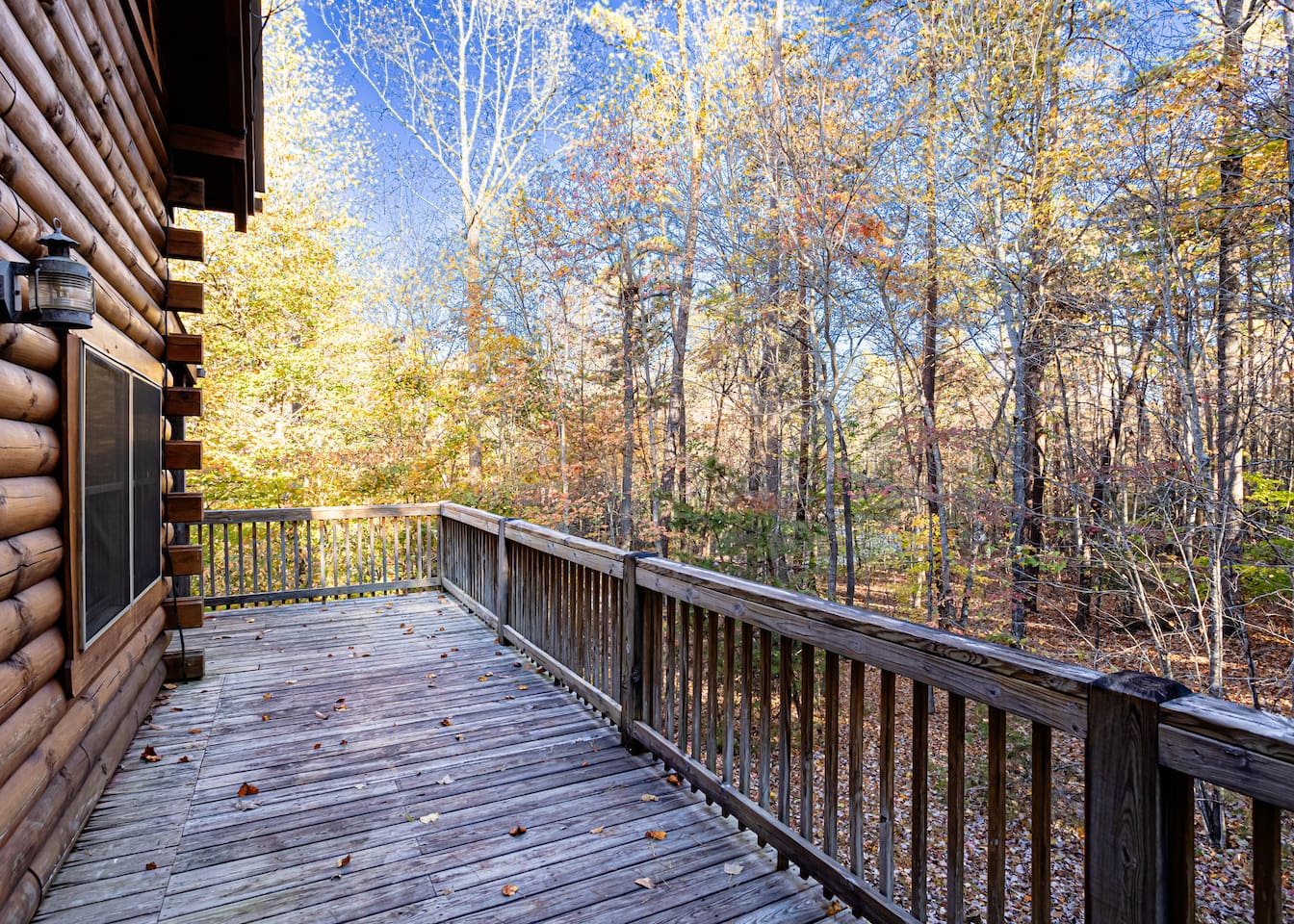 Large wrap around, fully enclosed deck with mountain views!