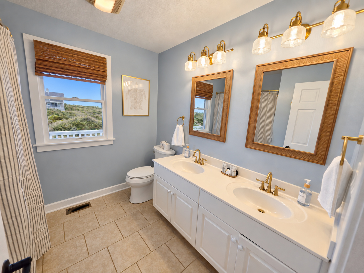 Shared bathroom mid floor (Santa Catalina & St Thomas rooms)