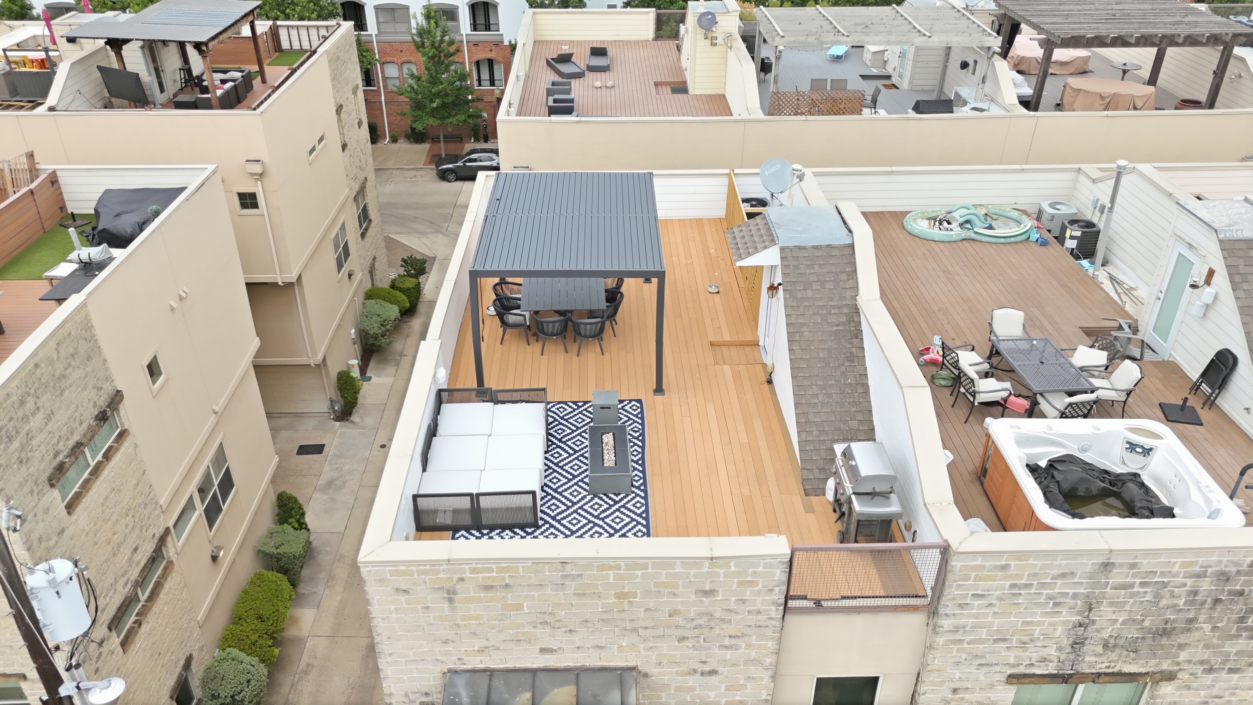 Enjoy al fresco dining and stunning views from this stylish outdoor retreat!