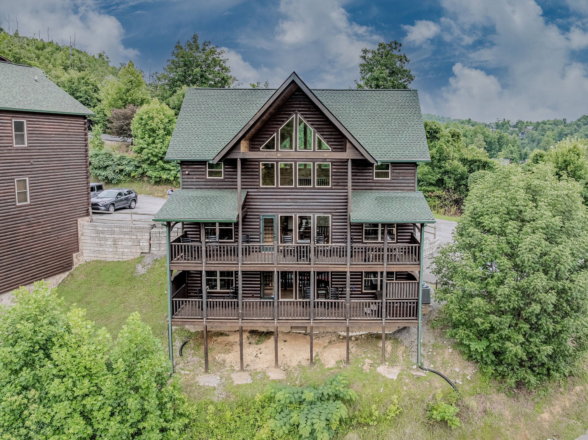 The cabin’s outdoor setting gives guests room to breathe while staying close to the energy of Gatlinburg.