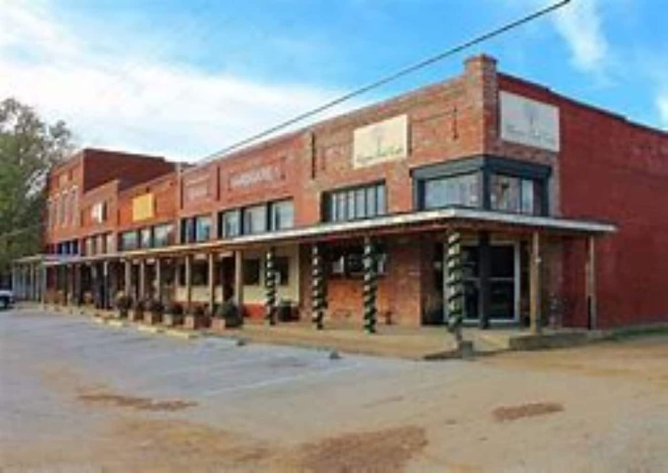 Downtown Aubrey
Steps away: historic downtown Aubrey TX on S Main St. Walk to Upper Park Cafe, World Famous Moms, and Ruby Cates Bakery. Minutes to Lake Ray Roberts and top wedding venues. 15 min to Denton, 30 min to Frisco.