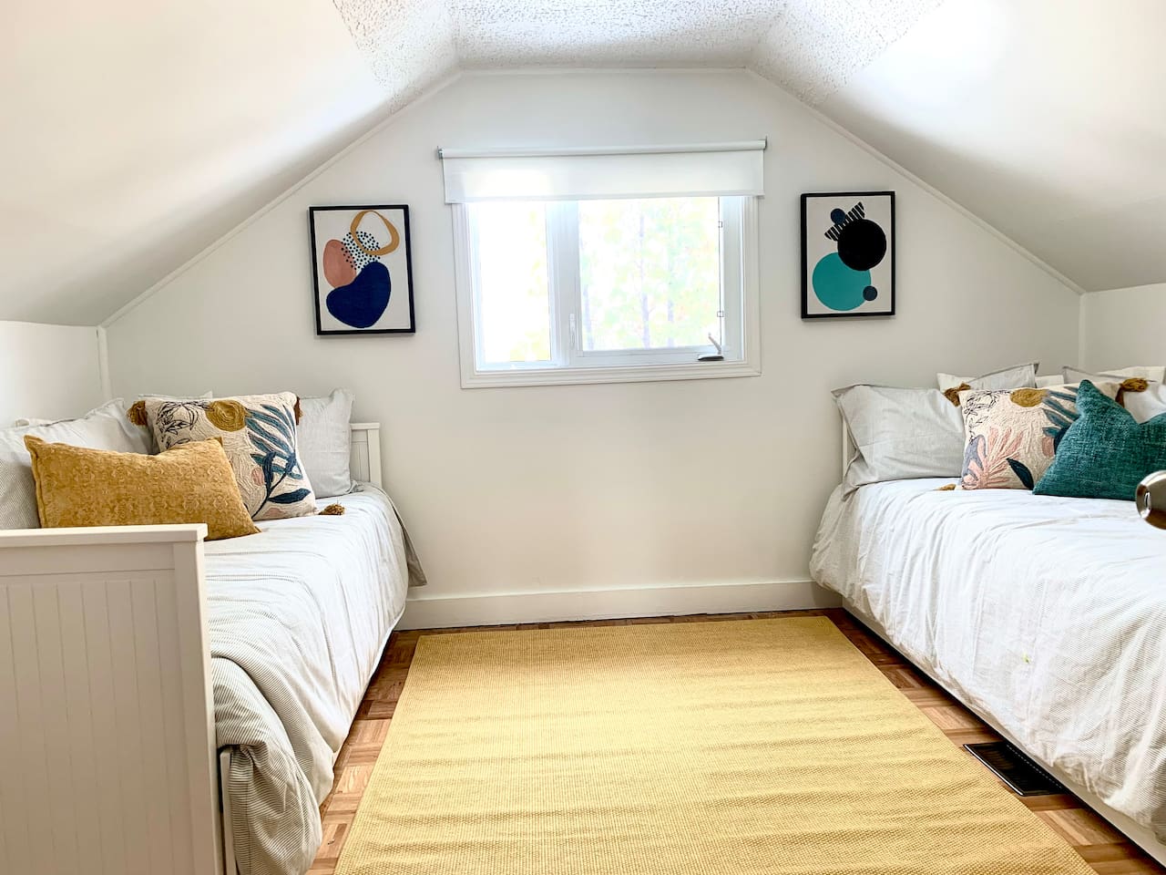 Second Bedroom – Setup for 4 Guests Total
Second bedroom configured for two guests. Total occupancy of four guests includes two in the primary bedroom and two in the second bedroom. Bedding shown reflects one available layout option.