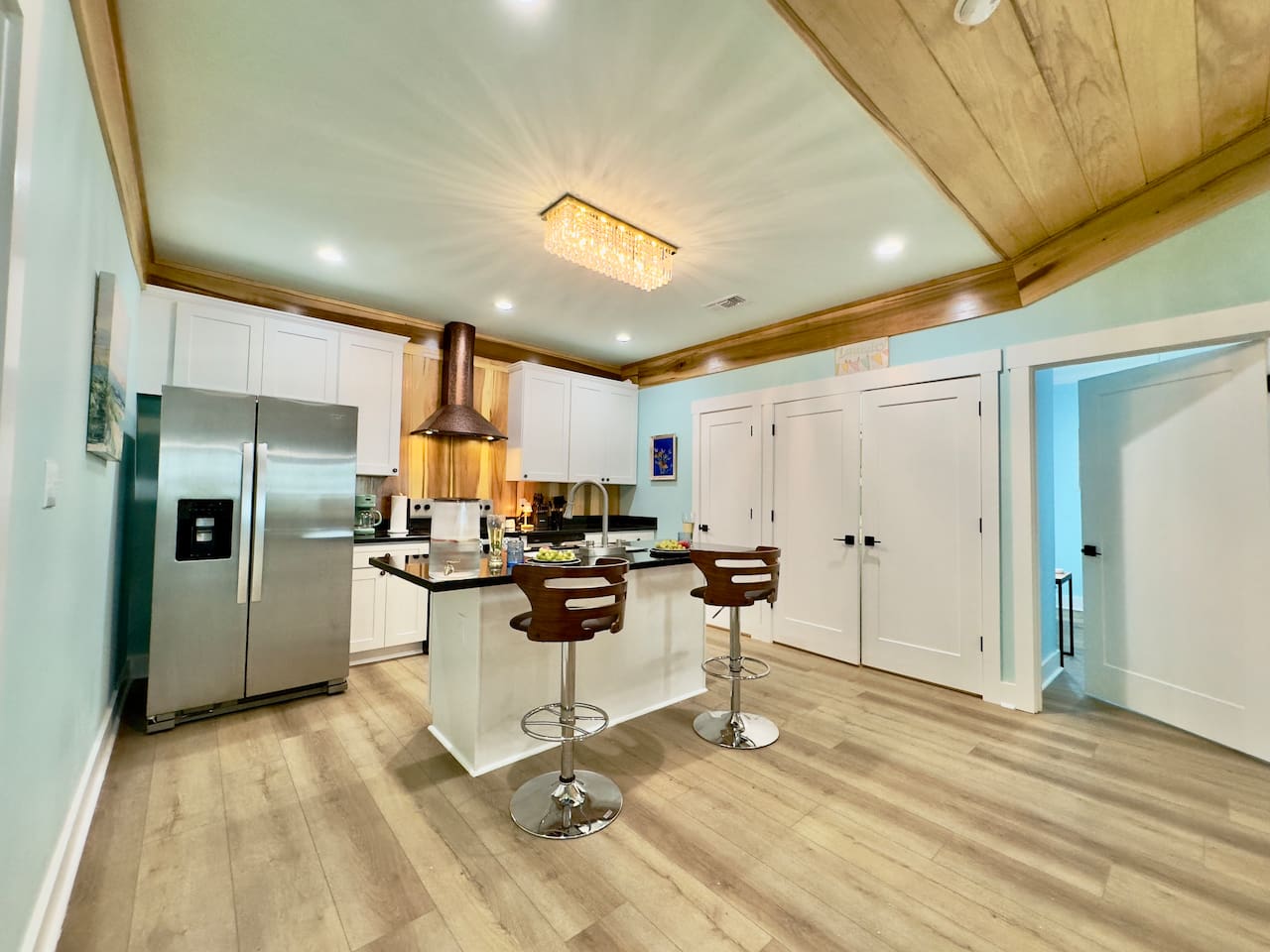 We invite you to enjoy this clean, stylish cooking space.