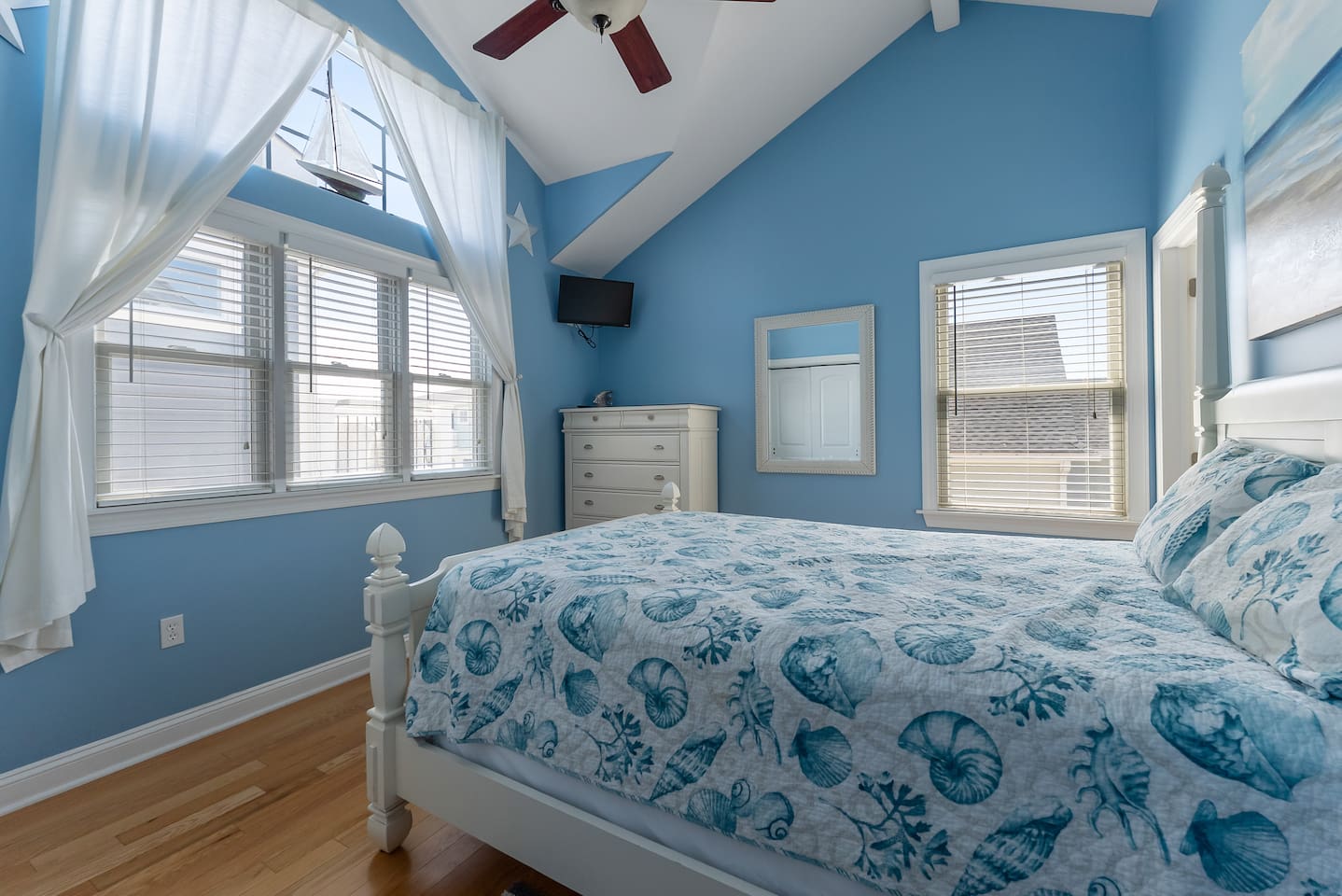 Queen size bed with private attached bathroom, HDTV, storage and ceiling fan. 