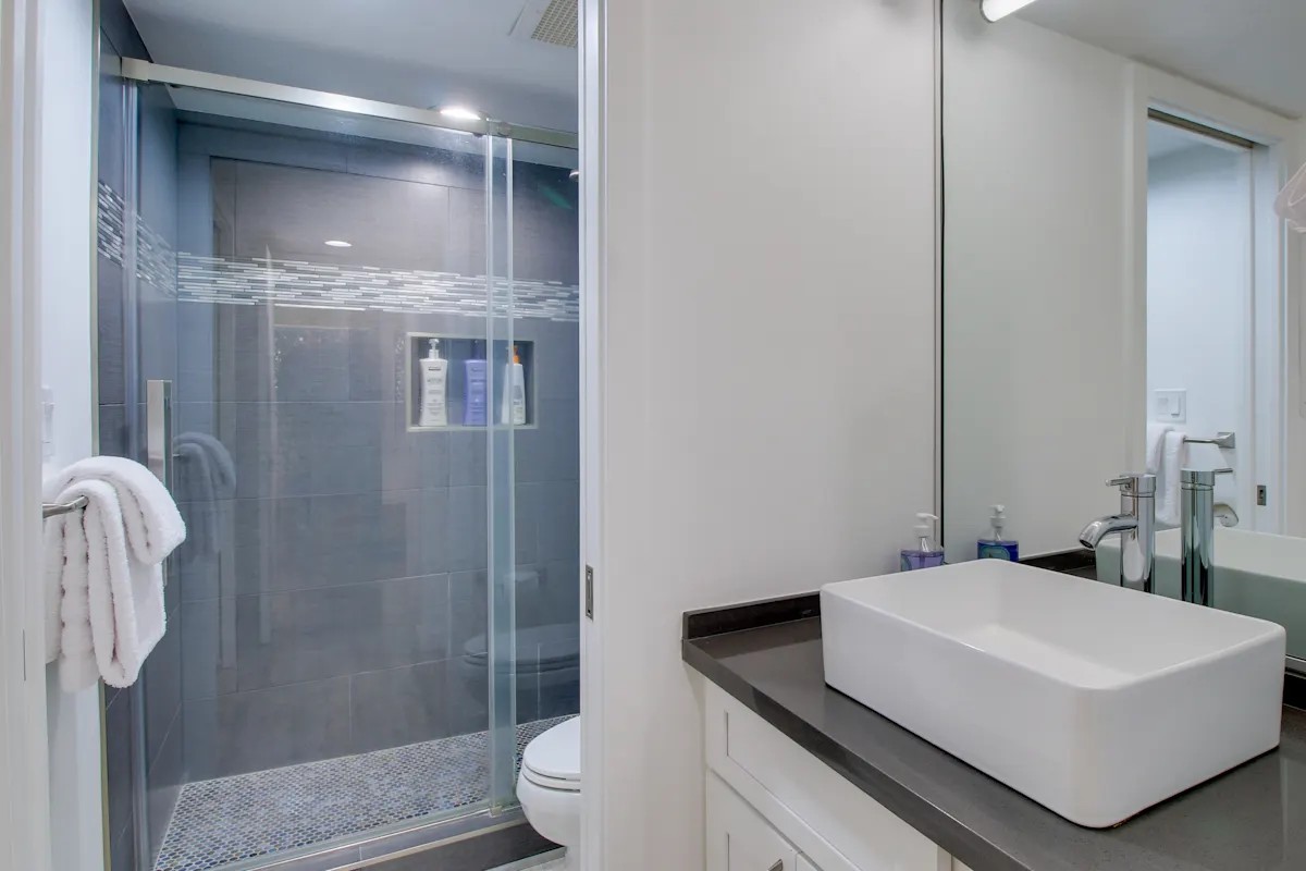 Full Bathroom 1