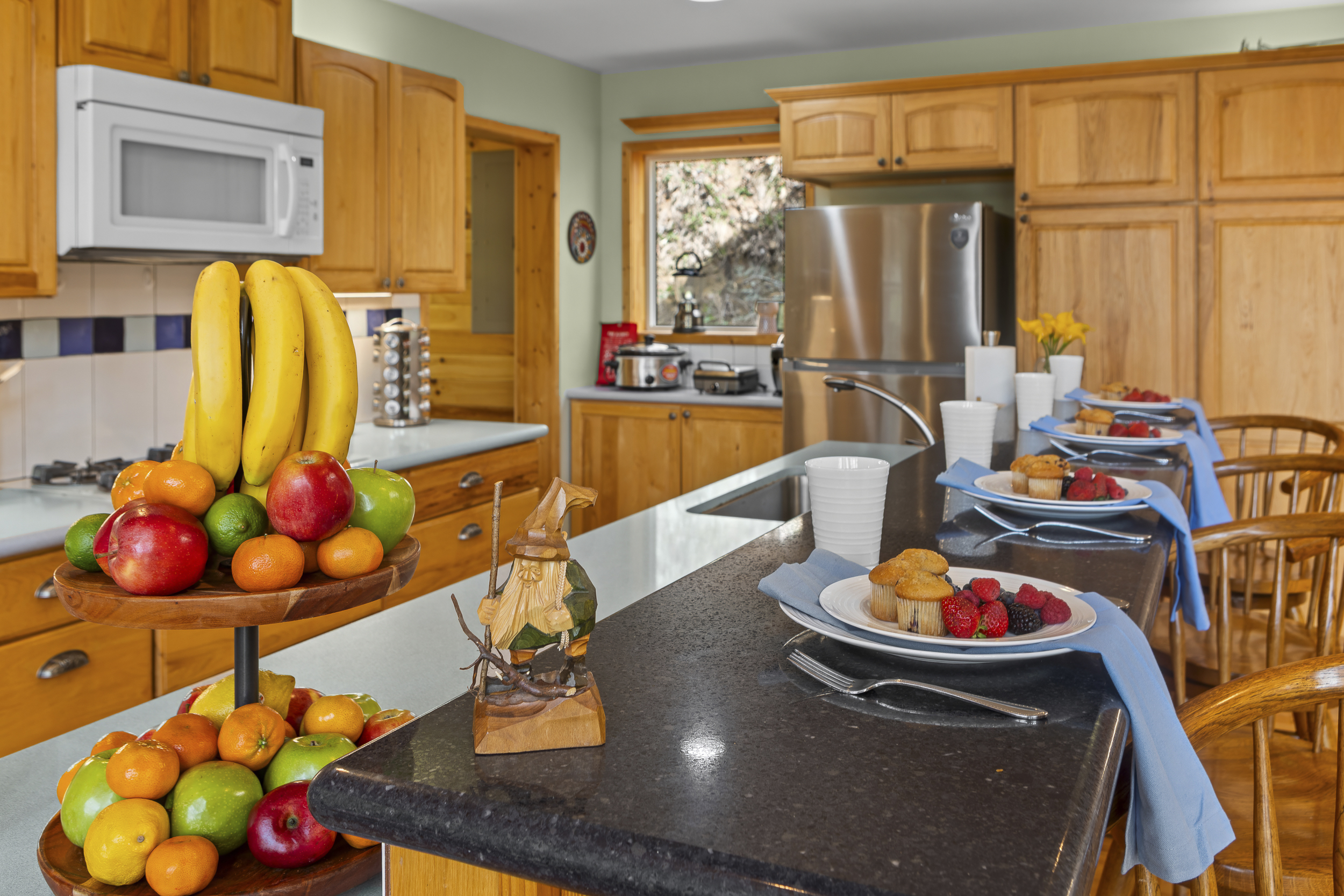 Kitchen: A chef's paradise with fresh fruit, light-filled space, and a perfect breakfast nook!