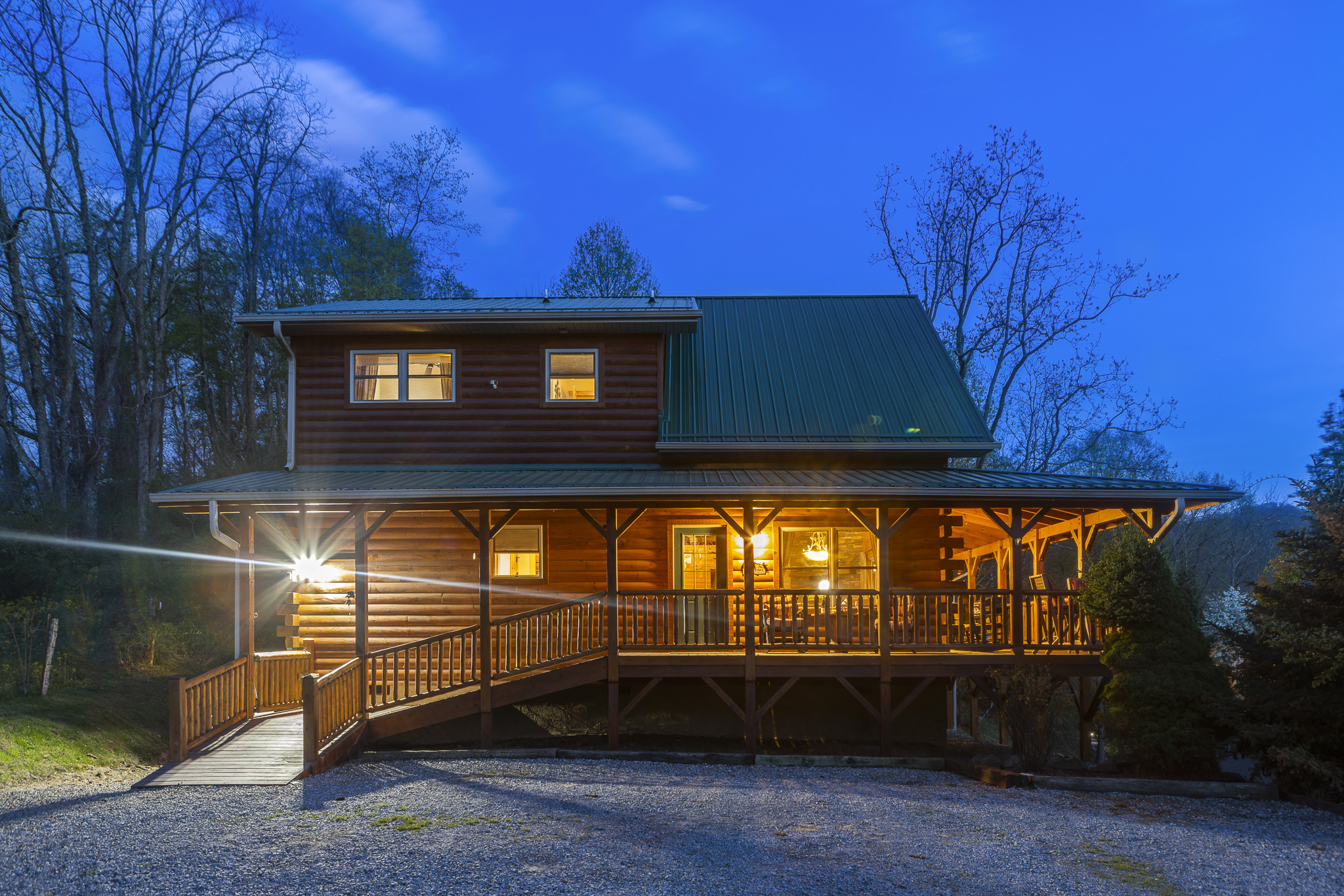 Charming Cabin: Experience the beauty of Waynesville from this inviting, well-lit log home!