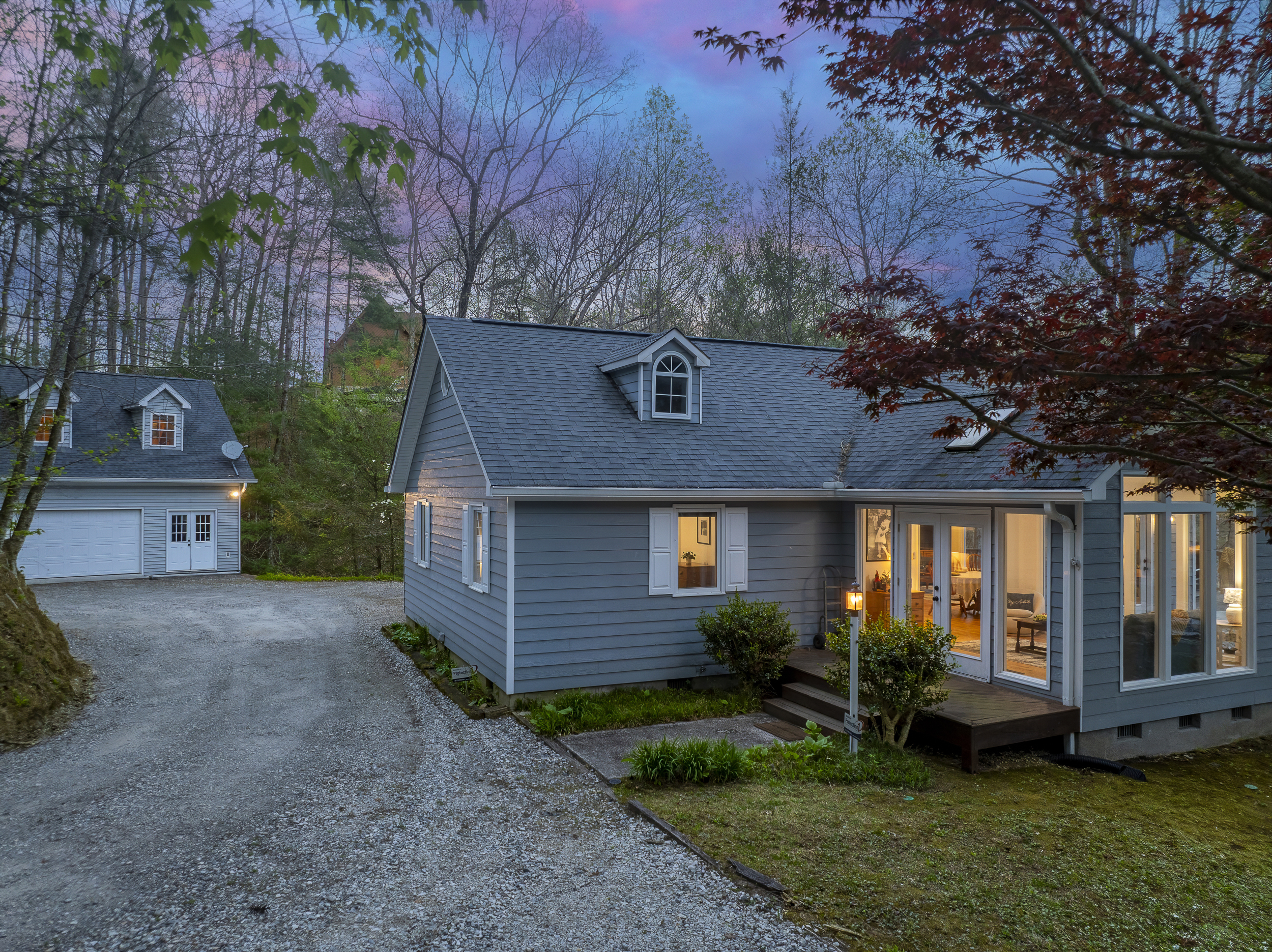 Charming Exterior: Embrace nature in style with this inviting retreat and stunning surroundings!