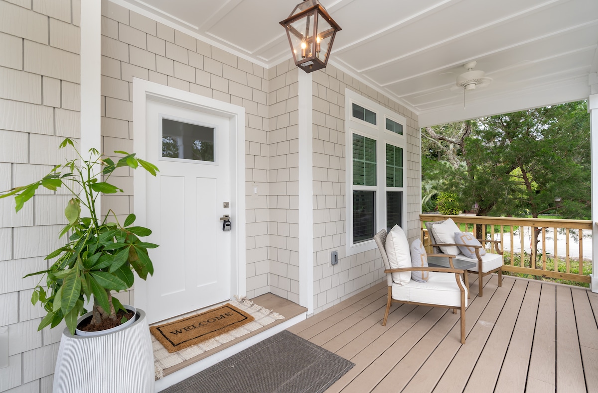 Arrive whenever suits you: check-in is your own, with a lockbox at the front door and the code sent before you travel. Set the bags down, sit under the porch fan for a minute, and let the trip actually begin.